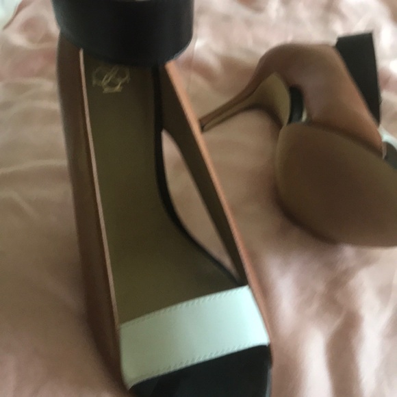 Ann Taylor sandals. New w out tag - Picture 3 of 6